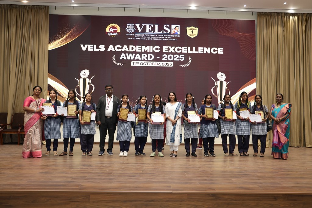 Students receiving the Vels Academic Excellence Award 2025